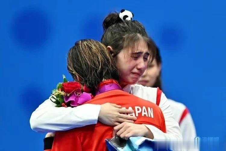 爱.简单☞世界冠军张雨霏拥抱日本选手引发热烈反响





女子50米蝶泳比赛，