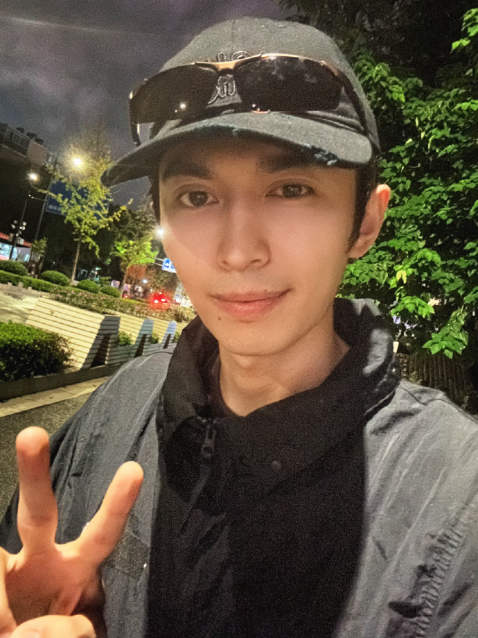 #赵小童夜骑随拍##赵小童晚上骑车溜达#赵小童晚上骑车，他在夜晚的道路上书写着自