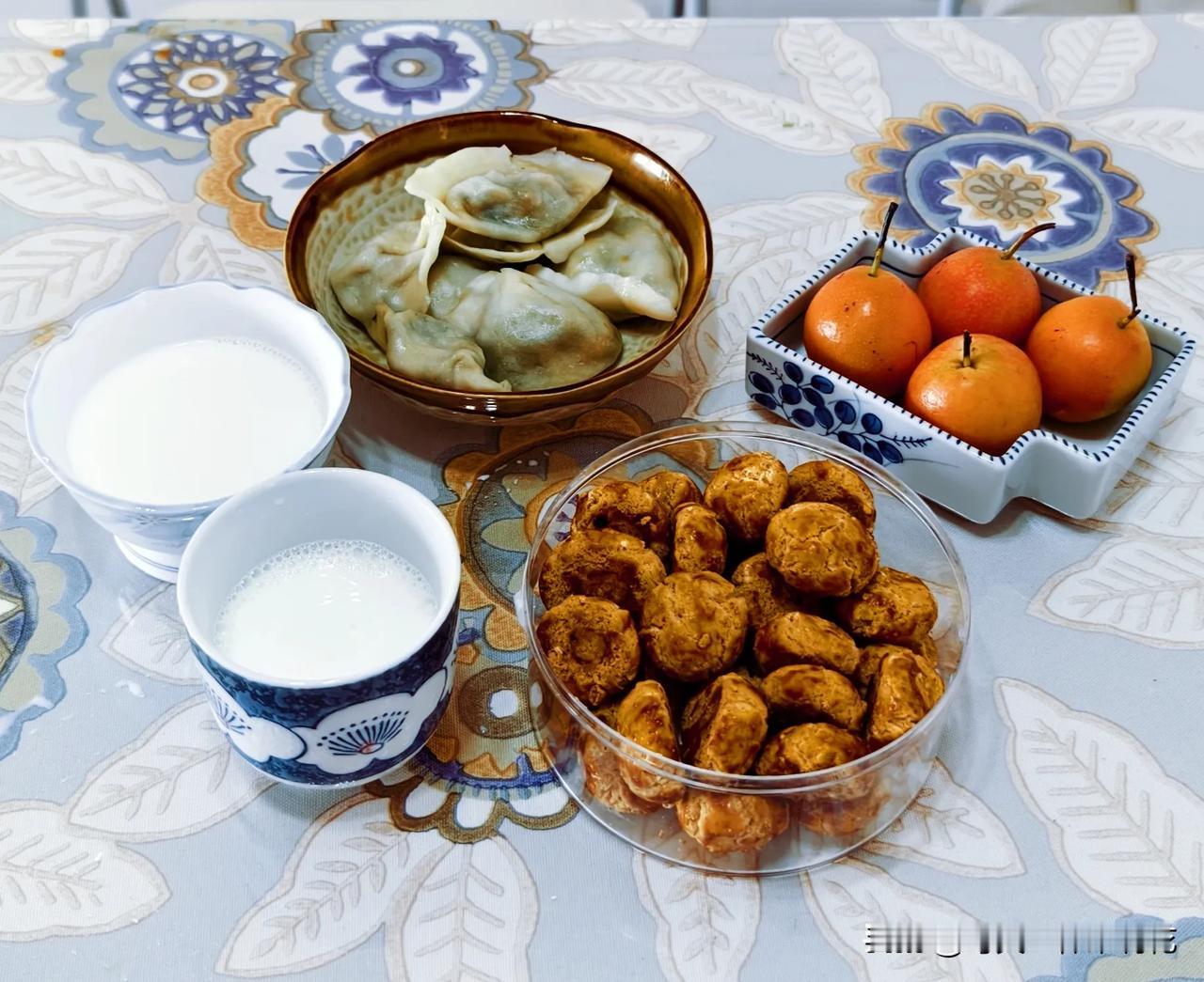 昨天来孩子家没走，早上孩子去单位吃，昨天吃的麻辣火锅太撑，早上喝点牛奶，吃了两块