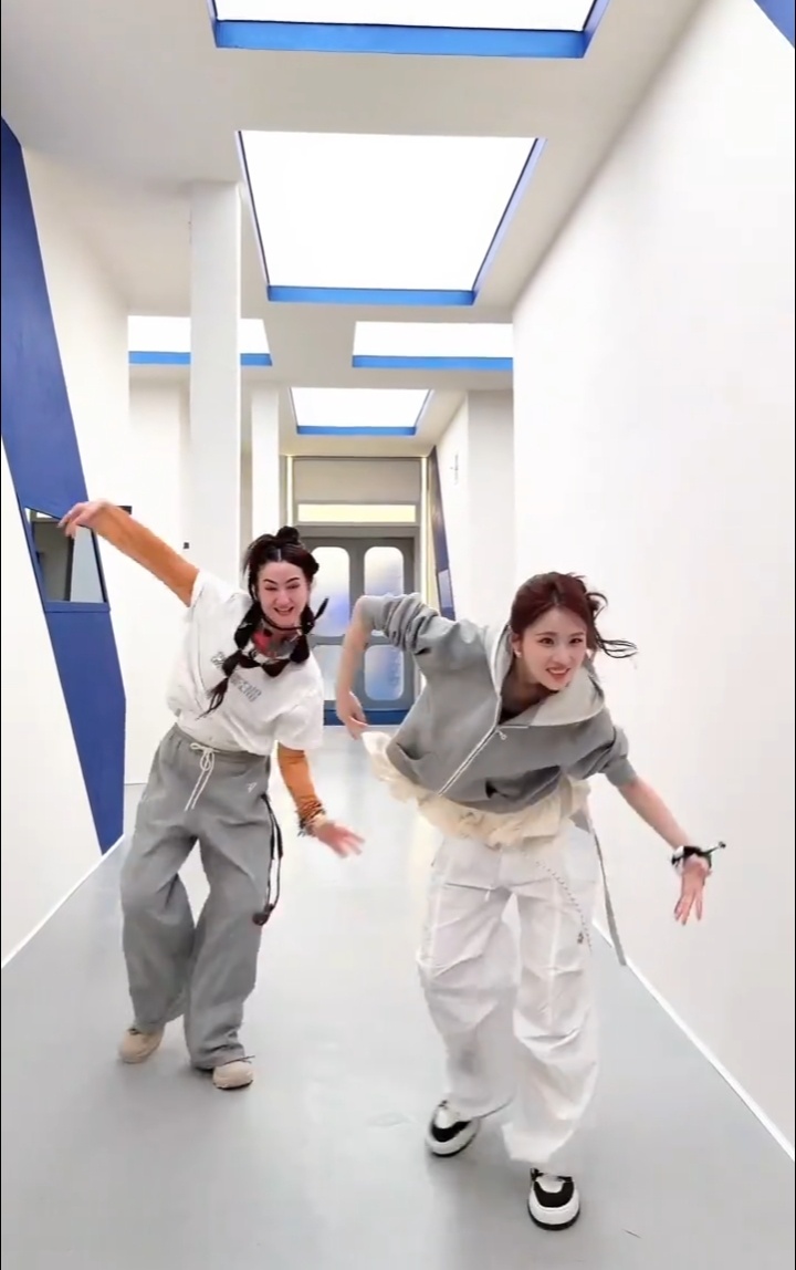 恭喜者来家族喜提实力舞担张慧雯！训练室这氛围爱了，姐姐们玩得开心就是我们想看的。