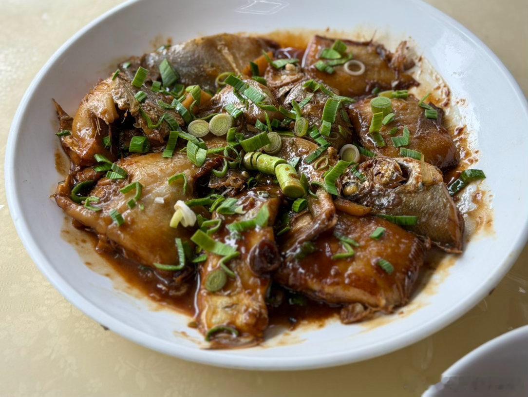 宁波年糕确实不一样，鳝丝里配菜老板自己种的，新鲜海鱼肉嫩到夹不住，真不错！感觉宁