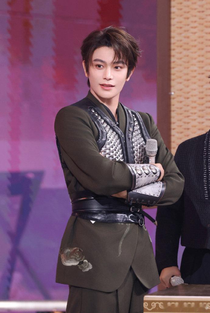 宋茜宋茜一抬手丁禹兮秒乖巧狠狠磕到！宋茜丁禹兮好六同框太甜了， 一抬手秒乖巧，姐