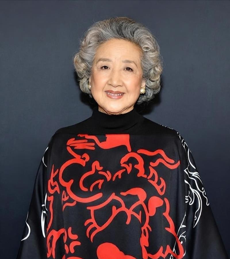 近日，82岁高龄的表演艺术家赵淑珍重返故乡哈尔滨登台献艺，以一场震撼心灵的演出，