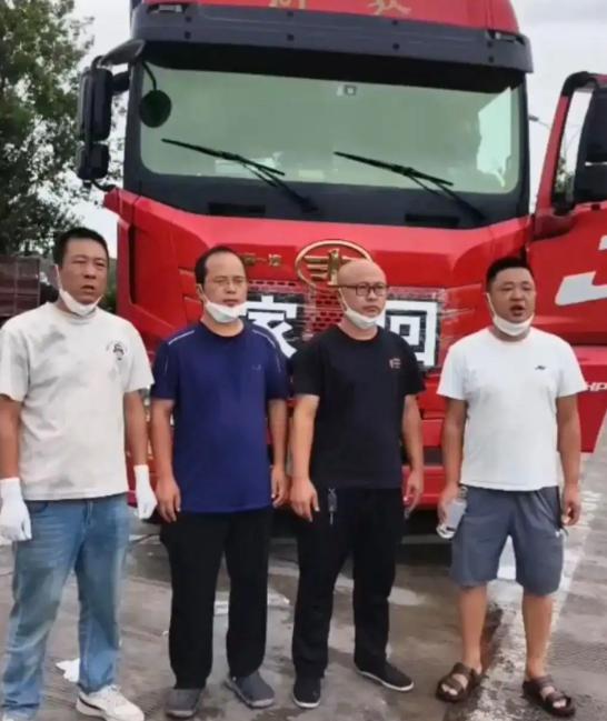 泪目了，陕西服务区，一辆货车停了三天没人动。工作人员打开门才发现，34岁司机早已