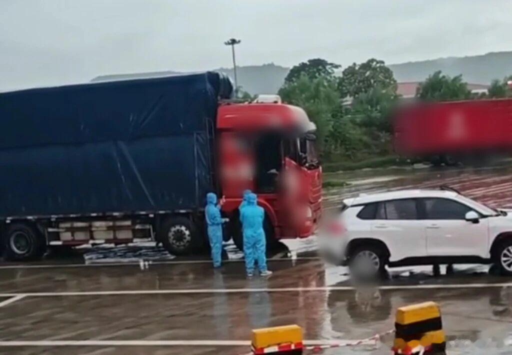 34岁货车司机服务区去世后被发现34岁货车司机在服务区不幸离世，令人揪心。四名卡
