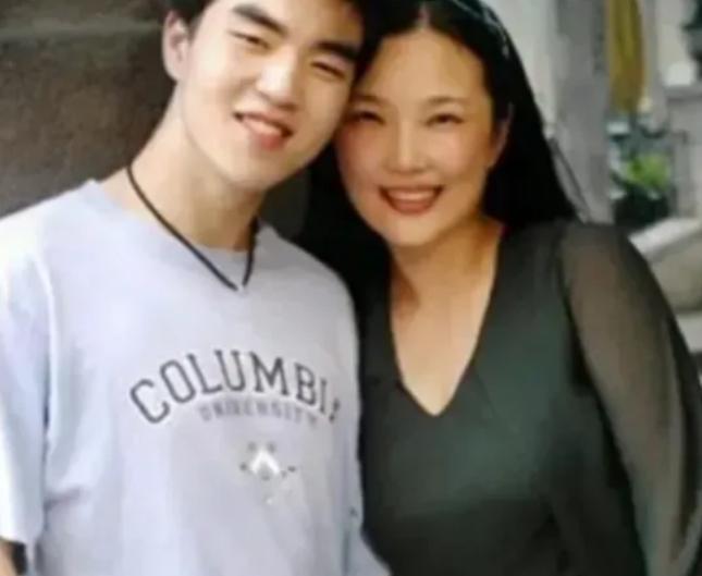 1988年，武汉一名女教师，正沉浸在新婚的生活中。没多久，她就怀孕了。不料，儿子