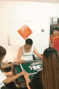太有才了！打个麻将而已，现在的男人为了躲老婆，硬是把自己逼成了“特工”。

牌桌