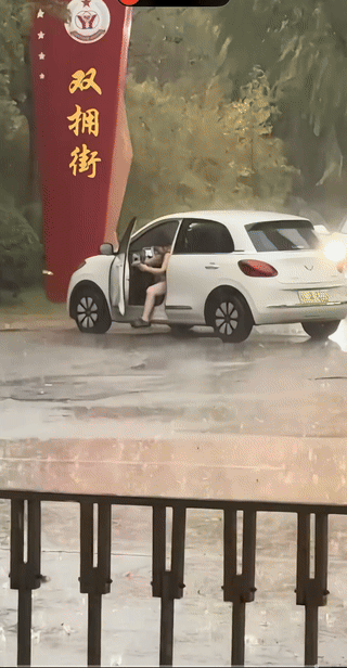接伞的女子：你怎么不打伞过来呀？
送伞的女子：我怕伞淋着！
接伞的女子：哎呦！