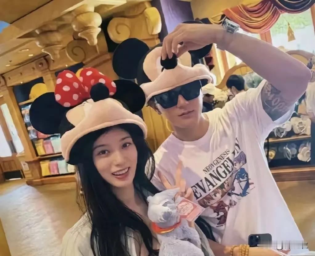 我本来就觉得偶像当商品要管住自己感情是是违反人性的，反正我尊重但get不了。
