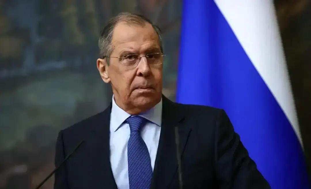 斯莫连科夫在多名美国特工的死命掩护下连夜出逃，彻底从俄罗斯土地上消失。很多人以为