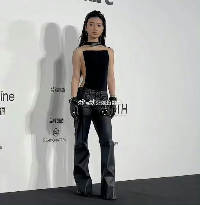 李荣浩李白侵权这事，单依纯扛了所有炮火，始作俑者主办方已经美美隐身 
