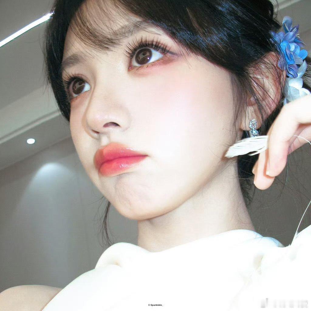 金鹤龙是业内知名的化妆师，以其打造的精致、时尚且富有个人特色的妆容而备受关注。他