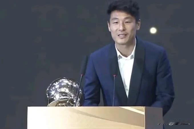 实话实说，这个真没有什么可争议的！韦世豪、于汉超等人还真竞争不过武磊。武磊再次获