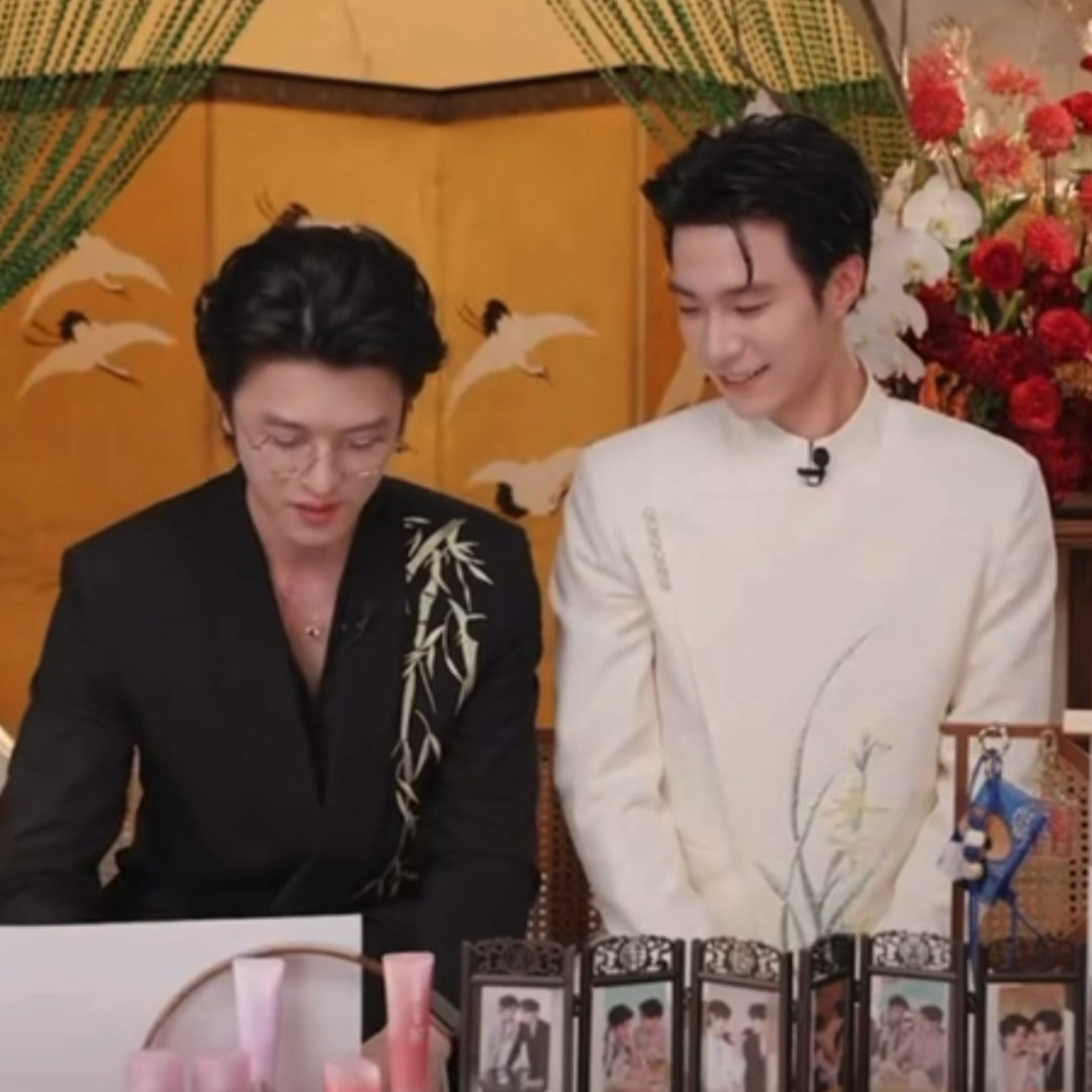 修哥孤傲了一辈子遇上伯儿之后一天能给他操一百个心，连“你小心衣服啊”都要提醒一下