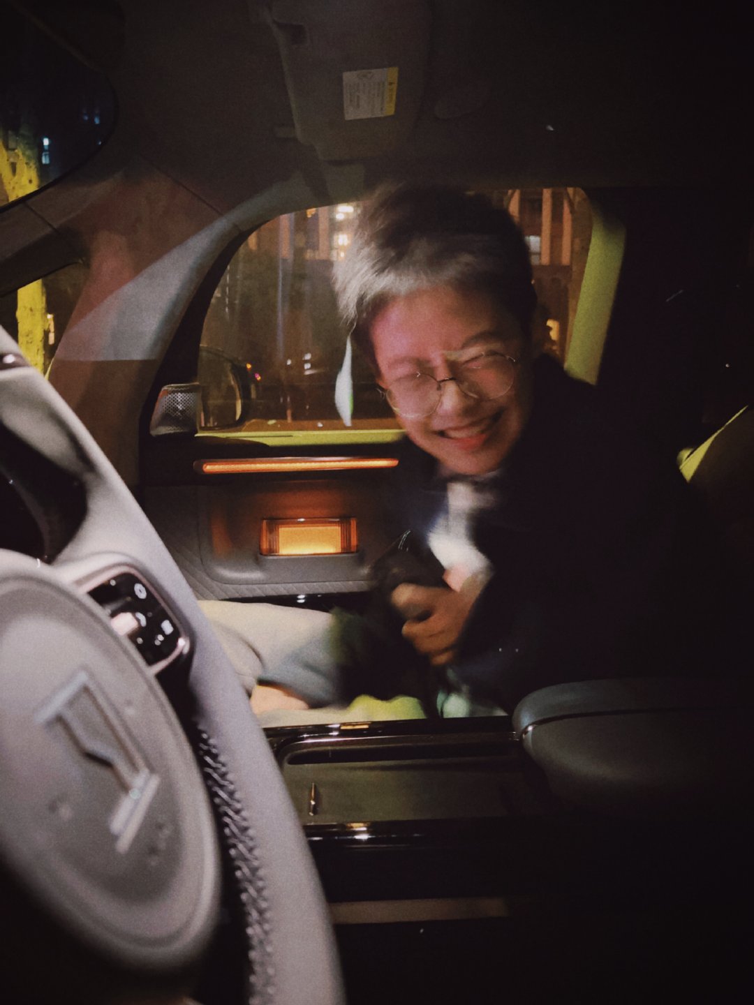 极氪MIX，小孩子好像很喜欢这车，喜欢它什么呢？我倒也没搞明白。我与汽车的日常