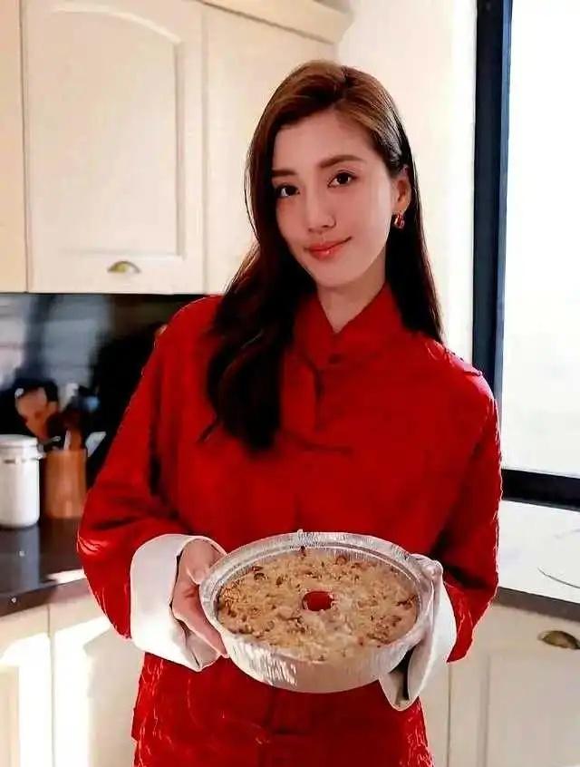 吴千语晒在家备年菜，甜蜜十足
过年这几天，吴千语直接把家里的厨房变成了秀恩爱现场