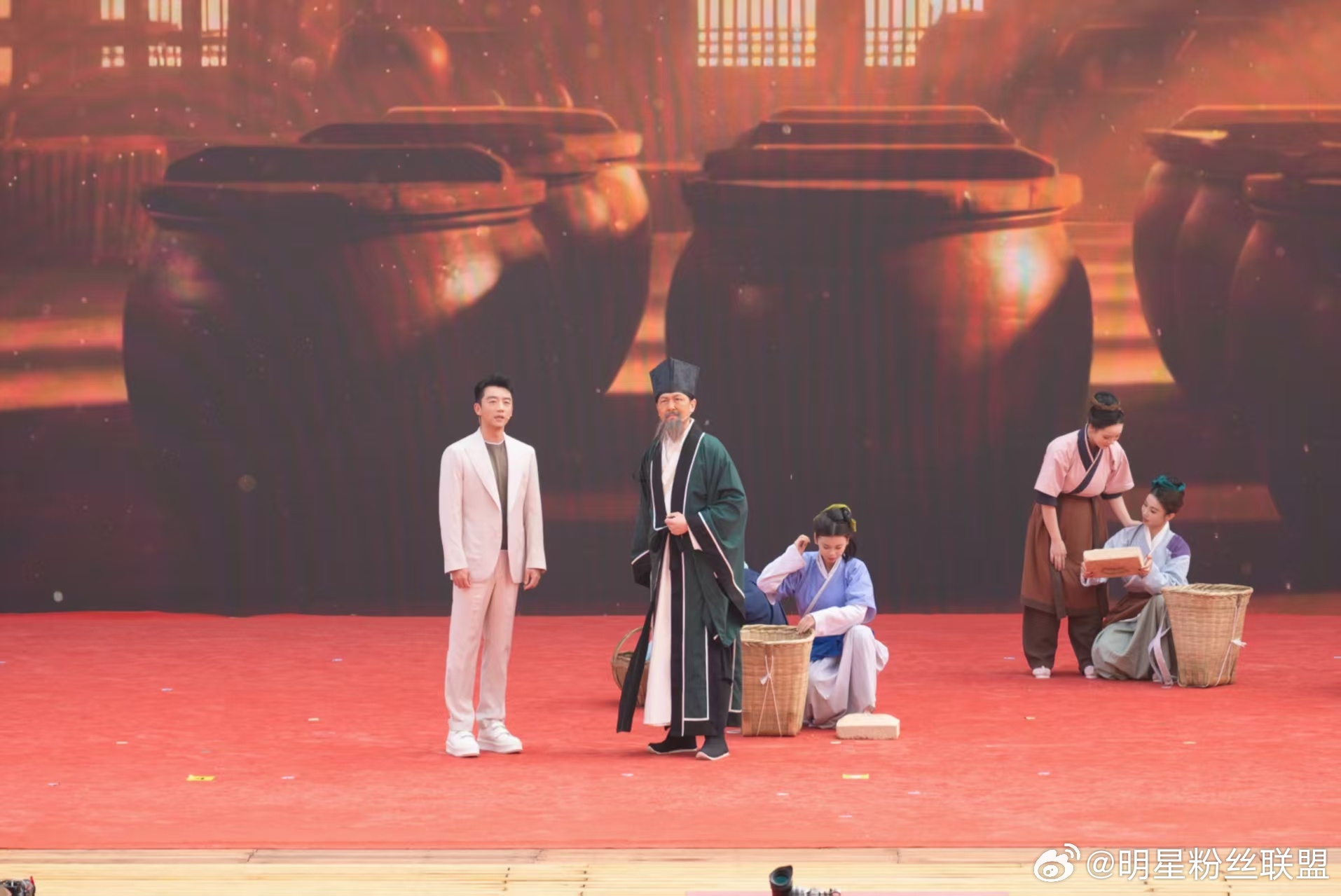 谁懂啊！到泸州才懂中国酒文化有多绝👍 2026国窖1573封藏大典现场，郑恺化