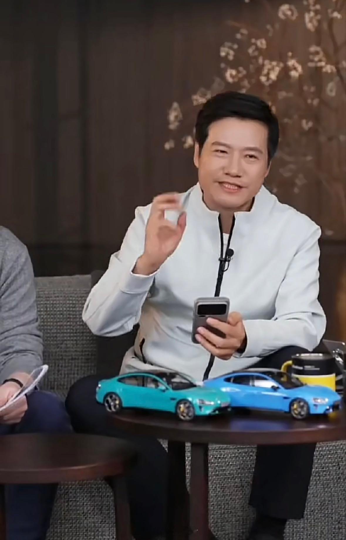 雷军说花2个月下决心回应诋毁雷军直播时称，其实过去看到诋毁自己和小米的东西自己基