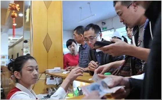 “这才是老人该有的样子！”大爷来到饭店，跟老板说自己付错钱了，老板下意识地以为他