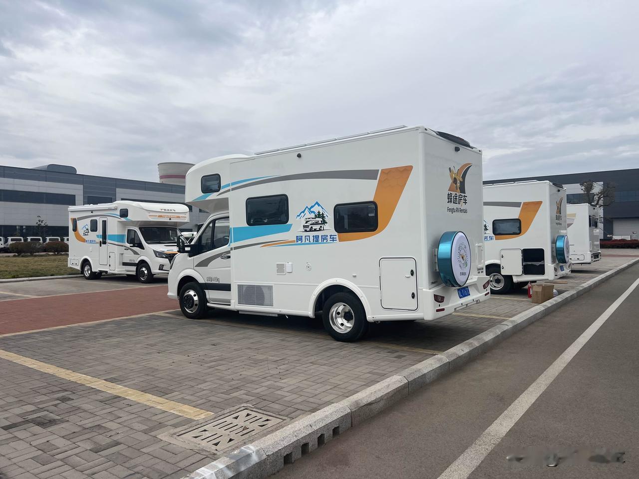 房车未来的出路，得从现状找答案。中国房车市场扩张快，2025年保有量破27万辆，