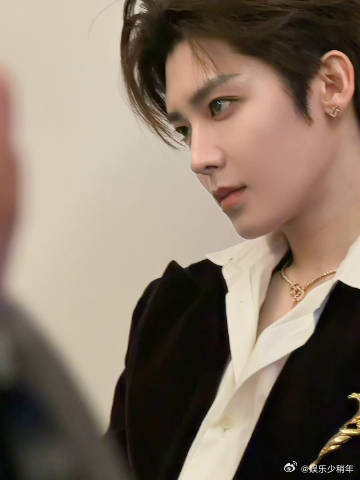 侯明昊 深v蛇骨链 每次看到侯明昊戴着这条深v蛇骨链，总是忍不住停下来看，完美的