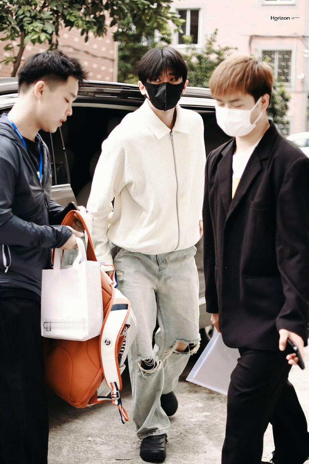 #丞磊与晋长安上班路透##丞磊与晋长安进组#  丞磊《与晋长安》上班路透，期待新
