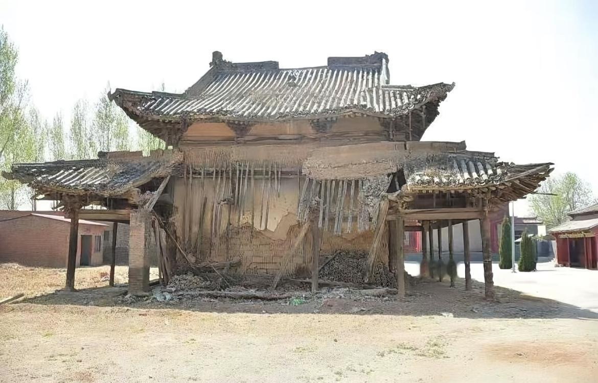 摇摇欲坠的山西农村古建筑，像是旧时的古戏台。

山西的地上古建筑位居全国第一，几