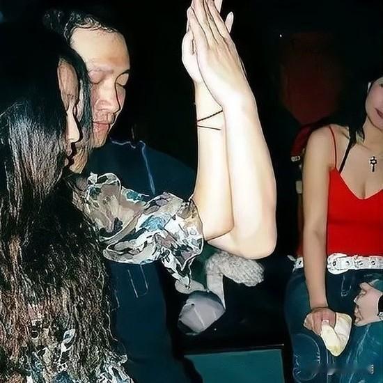 【光影浮沉：莎莎舞的二次流行与背后的群体困境】
 
在手机刷屏、短视频主导娱乐的