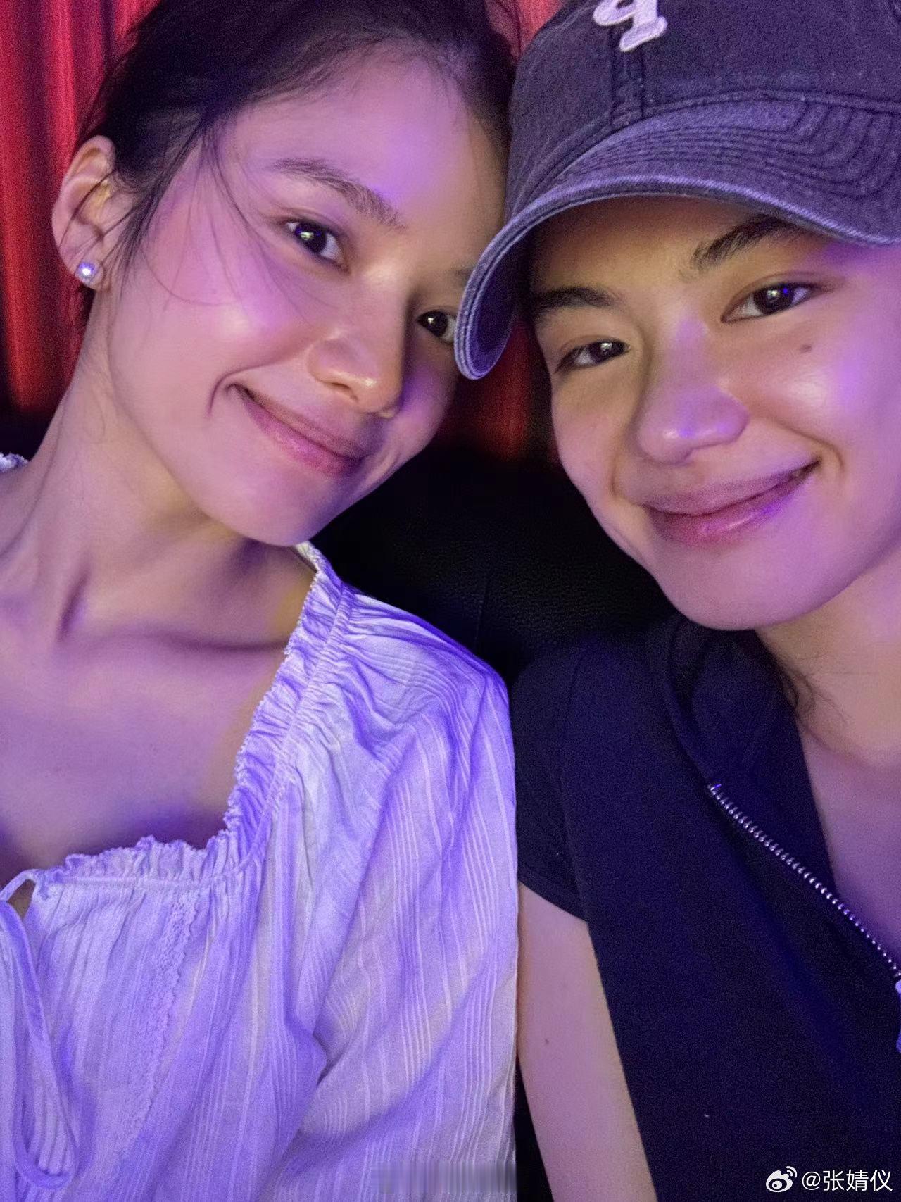 #张婧仪怼脸素颜图##张婧仪珍珠耳钉# 张婧仪的素颜，是一种真实的美。怼脸的瞬间