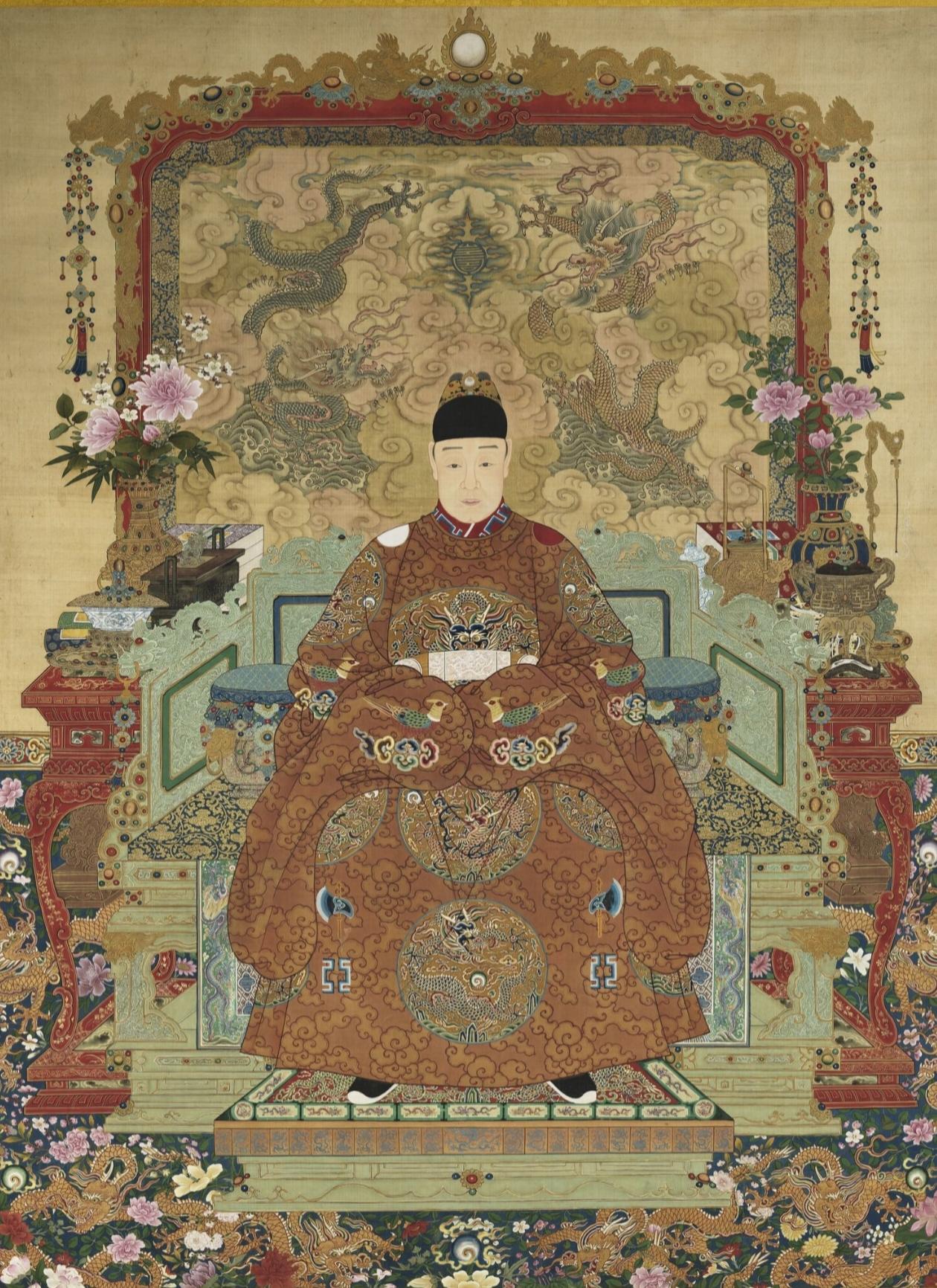 今天聊一聊《明熹宗坐像》，现藏在台北故宫博物院，画卷纵两米有余，横逾一米半。
