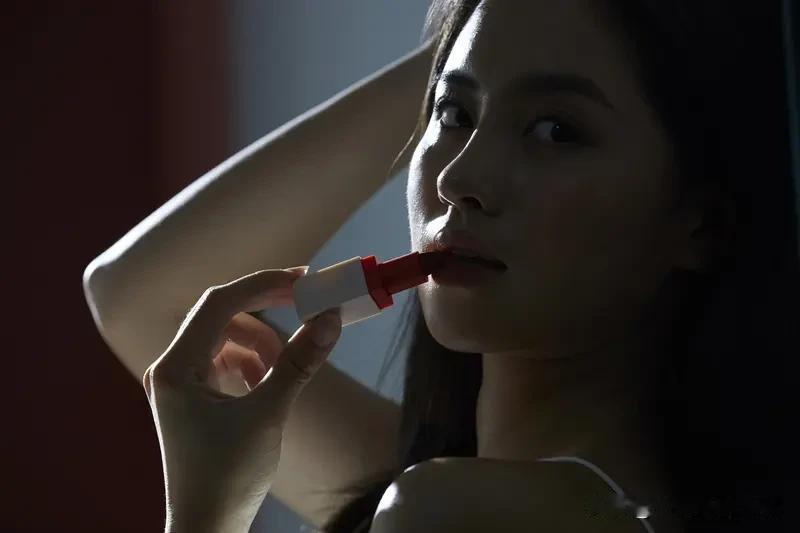 渣女玩弄男人感情的手段可不少。就拿老实男人来说，他们重情又心软，很容易成为目标。