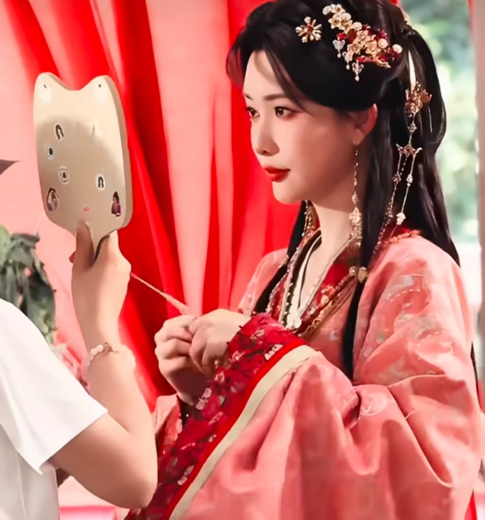 孟子义溢出屏幕的少女感 穿粉色是甜妹，换黄色成精灵，孟子义的少女感根本藏不住。举