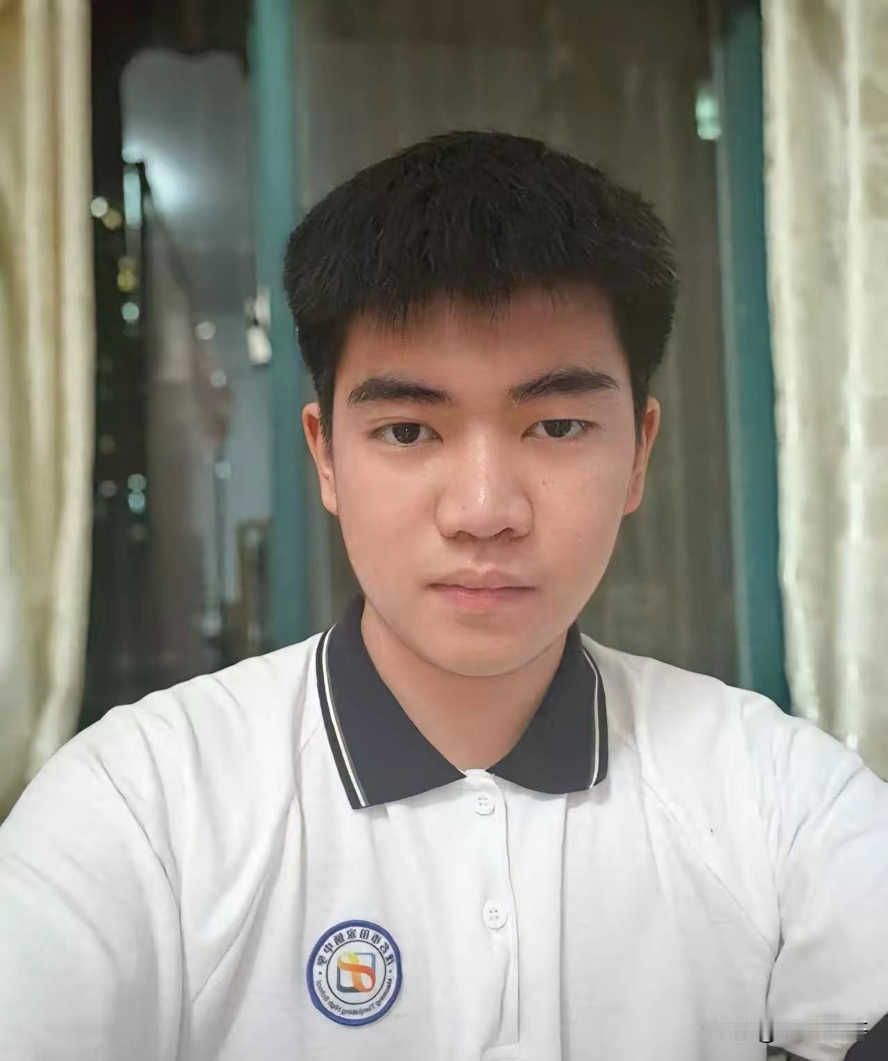 “读书就要报国！”广东茂名，一位男生查分后发现自己考了高分，而在班主任眼中，这是