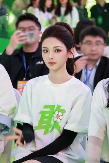 杨超越新片为救蒋龙胳膊全紫了 双向搭档默契十足，蒋龙爆料杨超越拍戏付出，天台救人