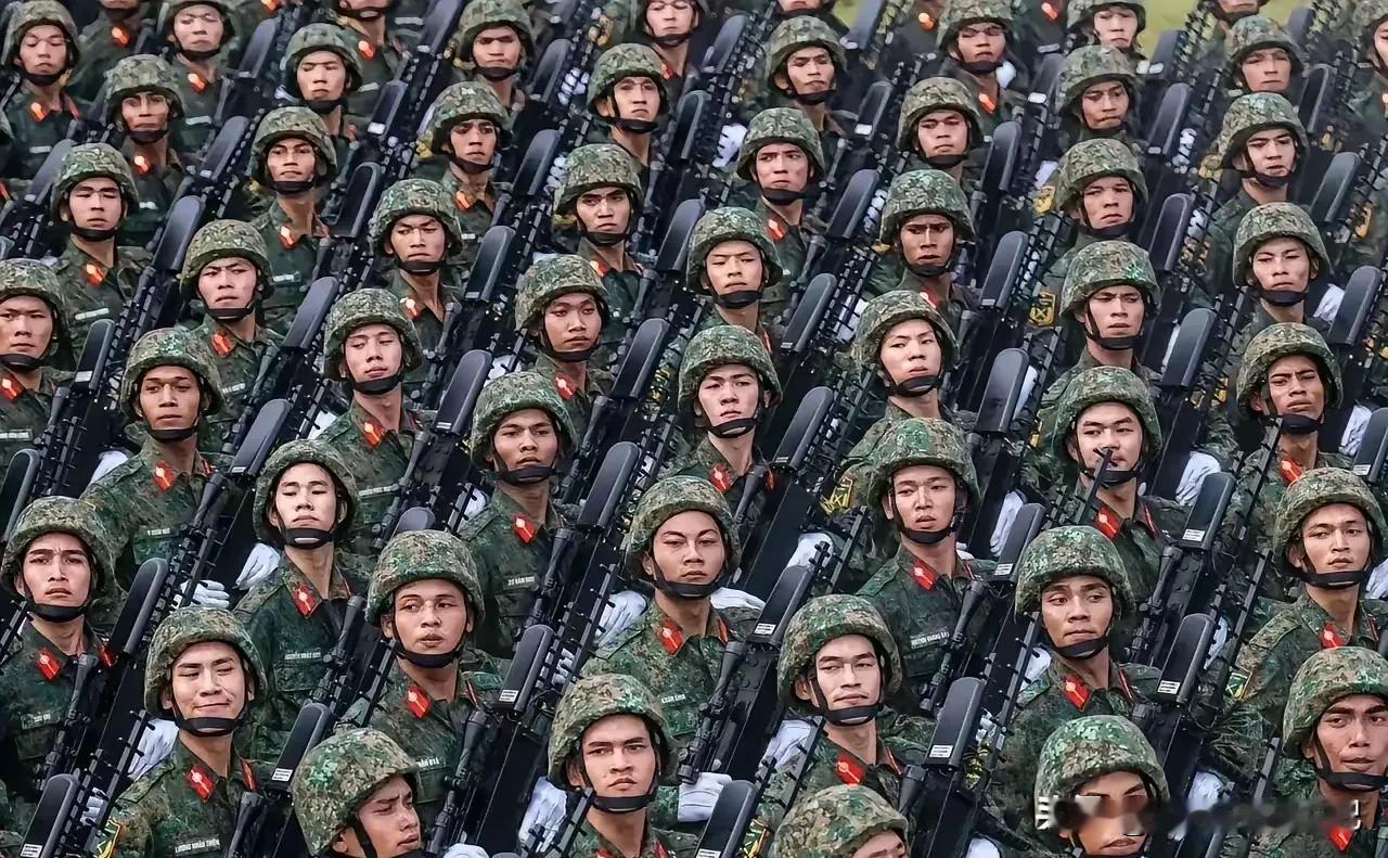 图1，越南军人，眼神涣散，看上去比较迷茫，面部表情比较丰富，你说来搞笑的吗
图2