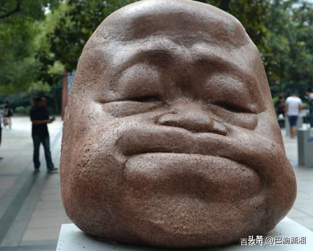 反之，在他笔下，日本侵略者的形象却是高大的，行为是光明磊落的。
“洋人”在他的作