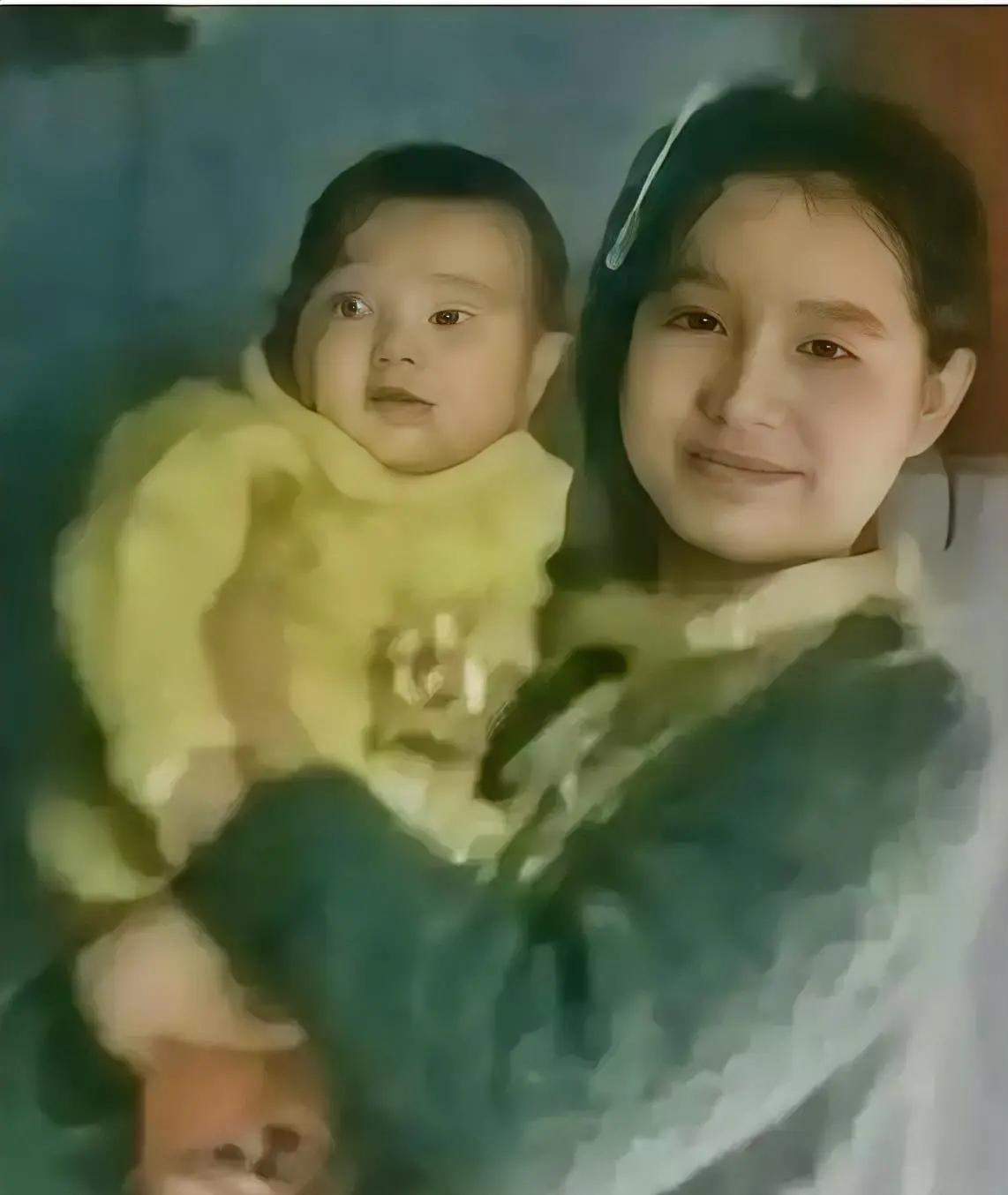 1976年，25岁女知青抱着4岁儿子回京，母亲气得半死，怒骂她未婚先孕，不知羞耻