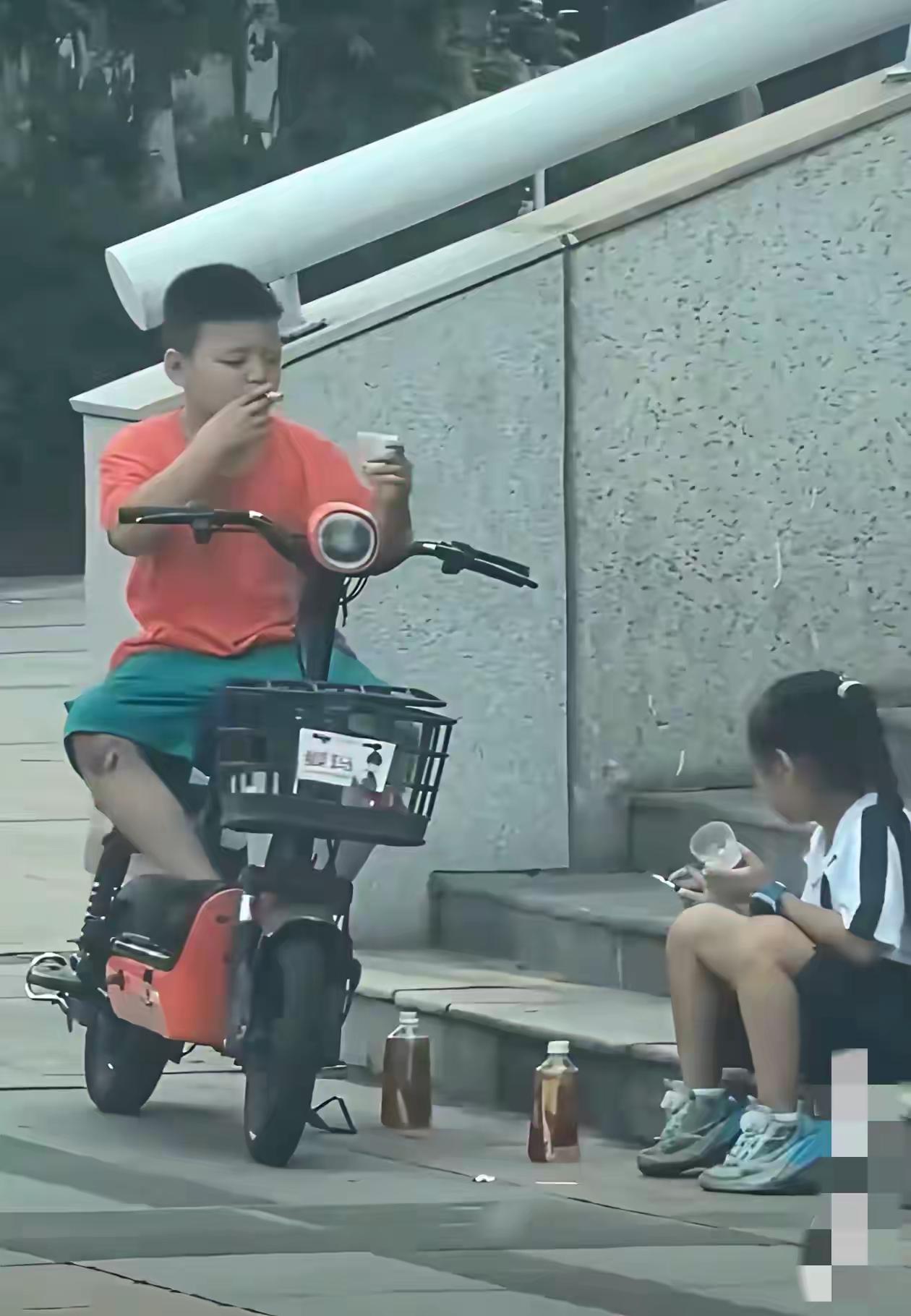 这一幕谁看了不震惊
真愁人，多大的孩子啊，学没上好，先会这个了，跟谁学的呢，学校