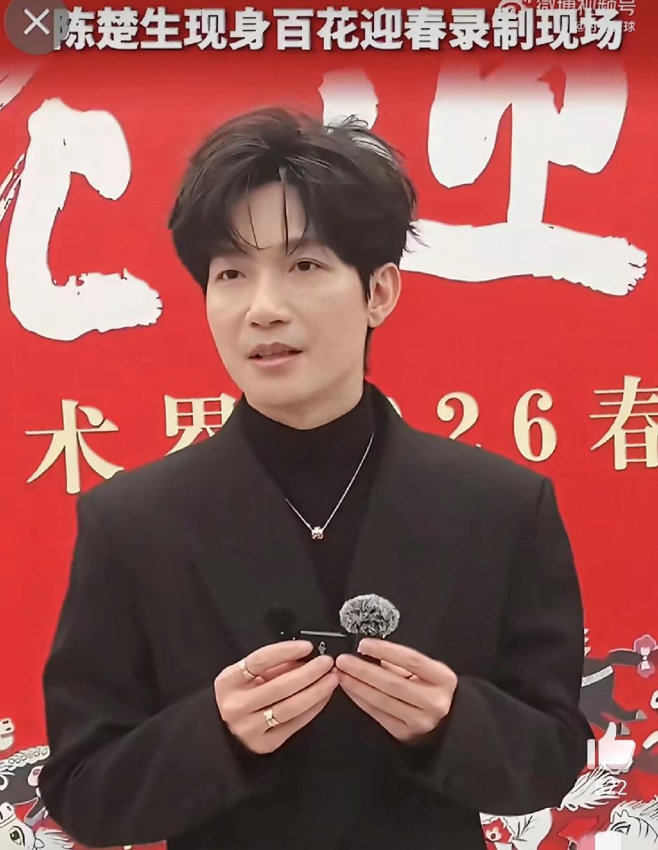 陈楚生现身百花迎春晚会录制现场，该怎么形容他，只能借用古巨基一句话，他长了一张男