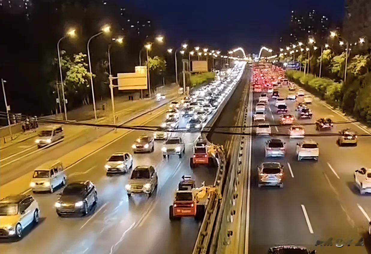 70%北京人不知道的拉锁路
又叫潮汐车道
早晚高峰进出城时，缓解拥堵的专用路
早