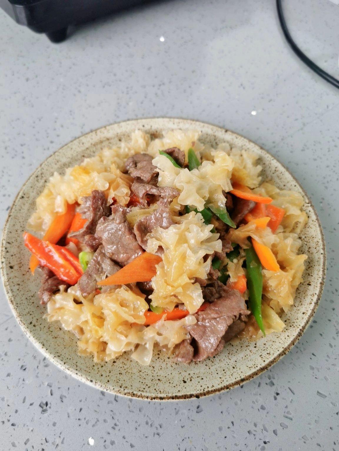 银耳炒牛肉？不会是黑暗料理吧？
真的要向友友们强烈安利这个银耳炒牛肉！！！
味道