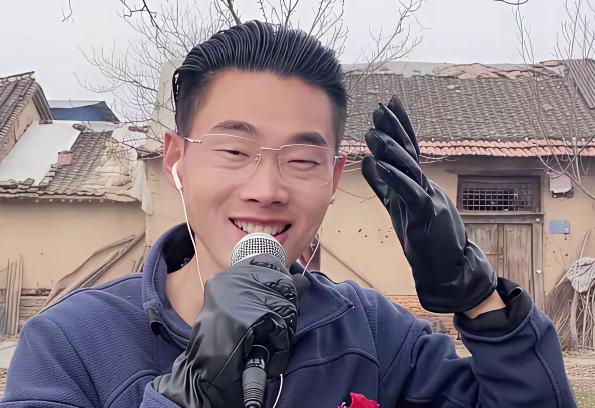 最近刷到好多郭有才的模仿者，神态、语气、唱腔都学得惟妙惟肖，甚至比本人还像郭有才