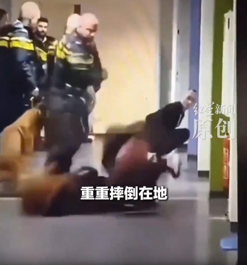 荷兰警察暴力拖拽孕妇视频曝光！视频显示，几名全副武装的警察，在逮捕一名男子时，其