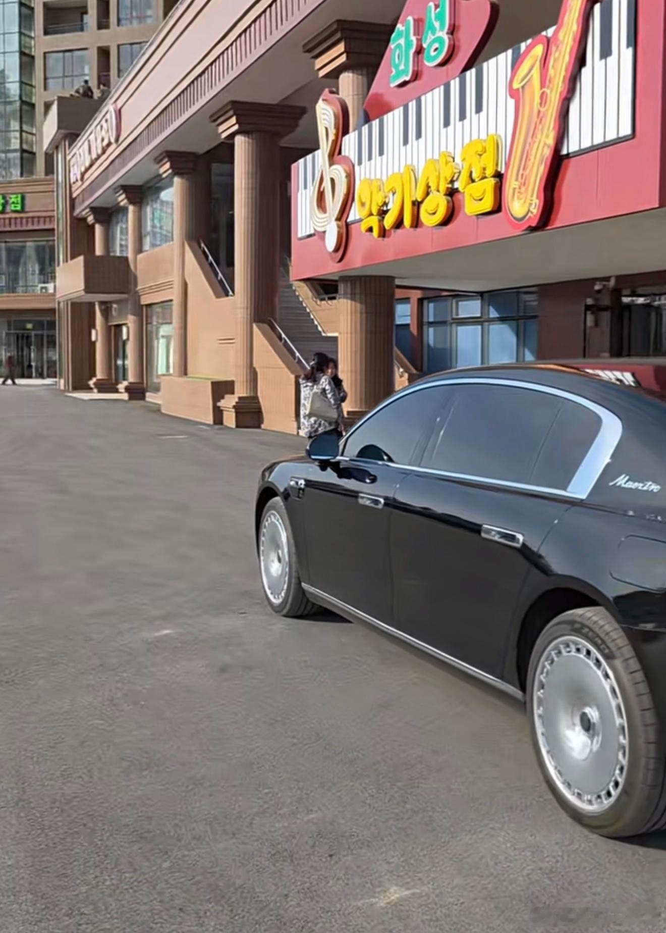 真是人才啊，谁把尊界S800搞到朝鲜去了，看这车牌727开头，我特意查了下，据说