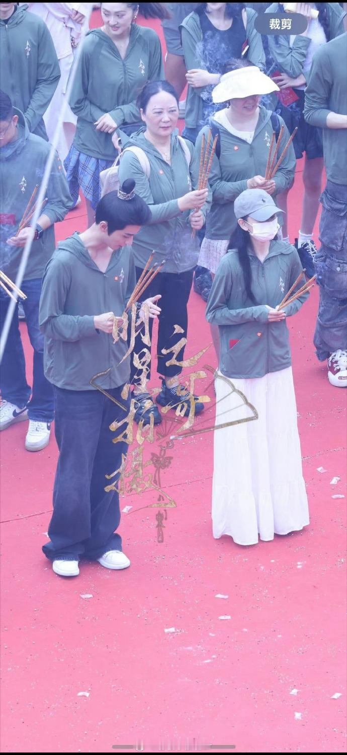 宋祖儿携手陈鑫海，《表妹万福》今日开机。开机现场二人活力满满，同框时那自然的互动