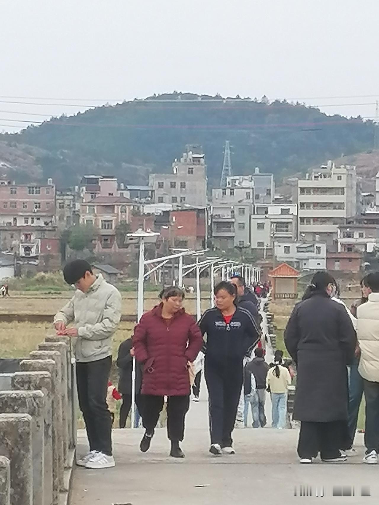 大年初一上午大家早早吃完饭，不约而同出到外面田间路和河堤边亮亮相走动走动，开启一