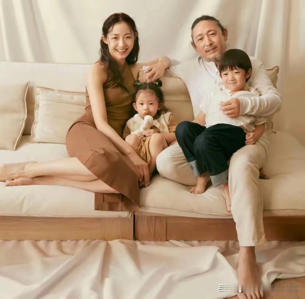 三宝其实他和前妻冯佳年龄差也挺大的，前妻比他小15岁，两人育有三个孩子，离婚时三
