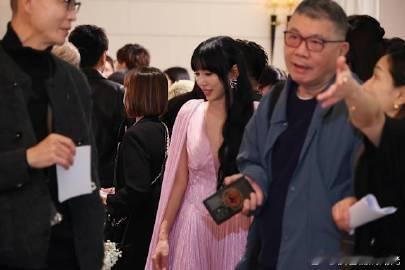 李靓蕾现身邱泽许玮甯婚礼家人们，最近娱乐圈又有大瓜啦！邱泽和许玮甯的婚礼那可是备