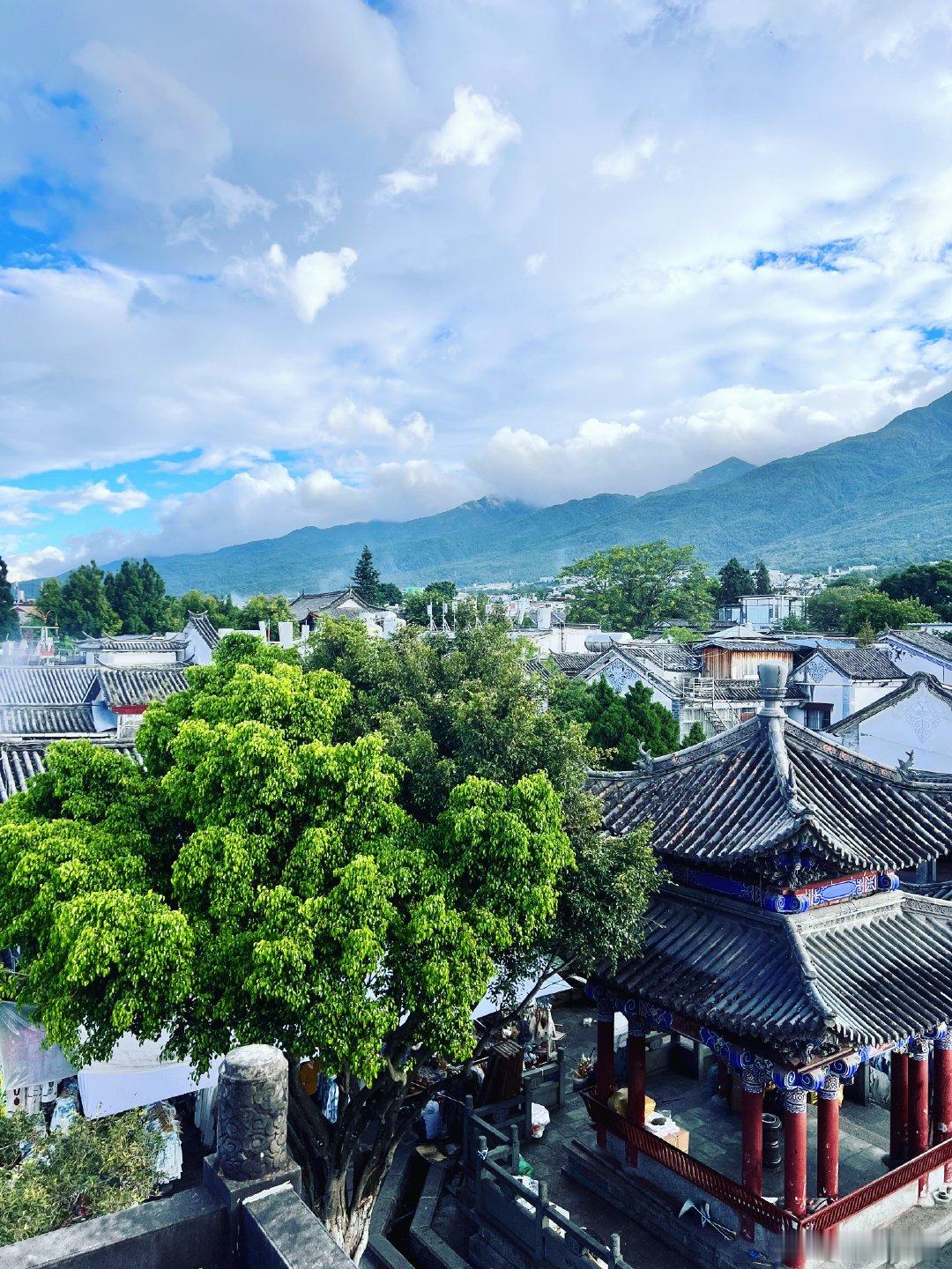 我们曾如此期盼外界的认可，到最后才知道，世界是自己的，与他人毫无关系。——杨绛 