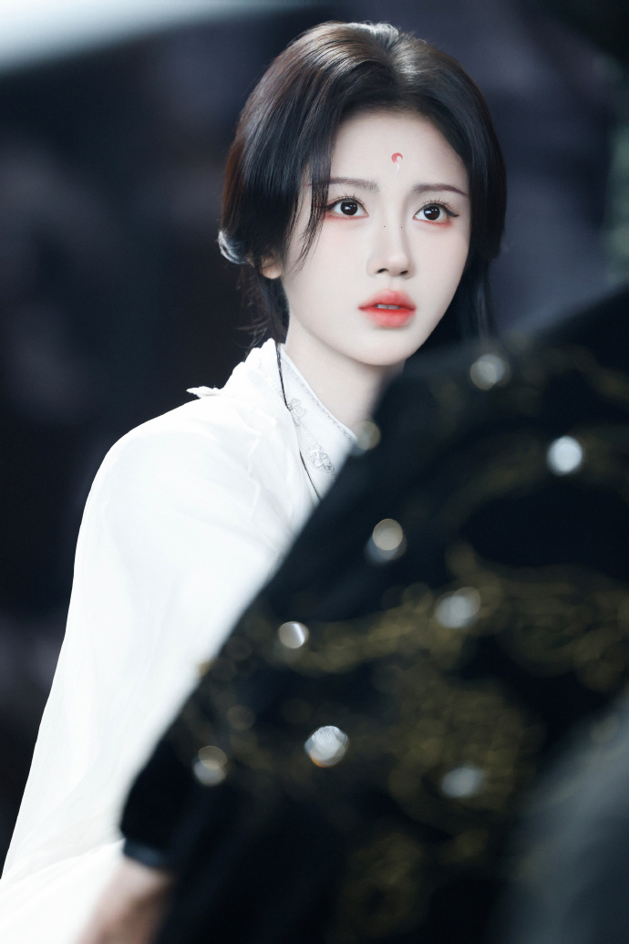 鞠婧祎霜衣落尘鞠婧祎眼底的光是烧不尽的倔强 鞠婧祎霜衣落尘，鞠婧祎眼底的光是烧不